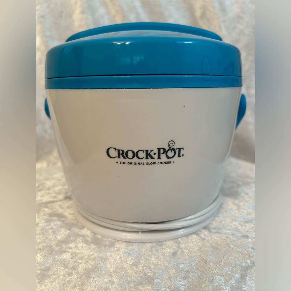 Crockpot the original slow cooker. Lunch crockpot, the warmer in blue.